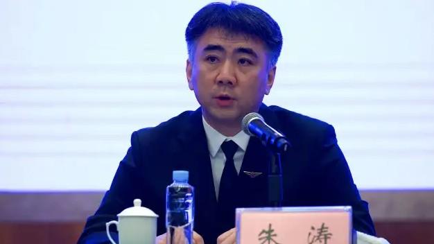 Чжу Тао, директор управления авиационной безопасности Администрации гражданской авиации Китая, выступает во время пресс-конференции в отеле в Учжоу 23 марта 2022 года.