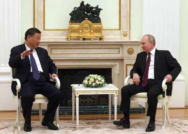 Си Цзиньпин и Владимир Путин сидели во время беседы на расстоянии вытянутой руки друг от друга
