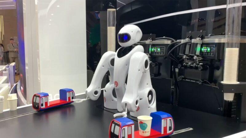 Форум порадовал уникальной разработкой – роботом-продавцом мороженого от компании GBL Robotics