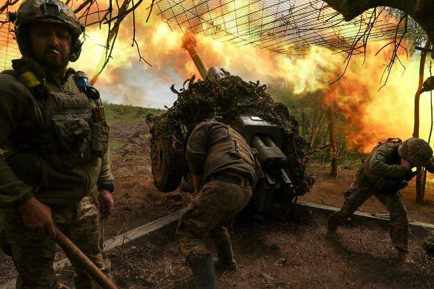 Украинские военнослужащие стреляют из гаубицы в сторону российских войск недалеко от города Соледар в Донецкой области