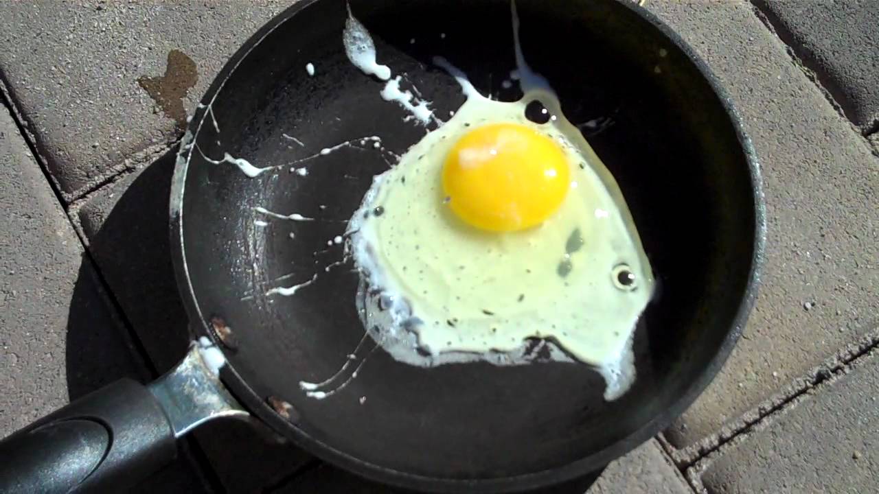 Уральцы засняли на телефоны процесс приготовления яичницы на раскаленной под солнцем чугунной сковороде