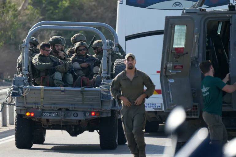 Израильские солдаты направляются на юг, недалеко от Ашкелона