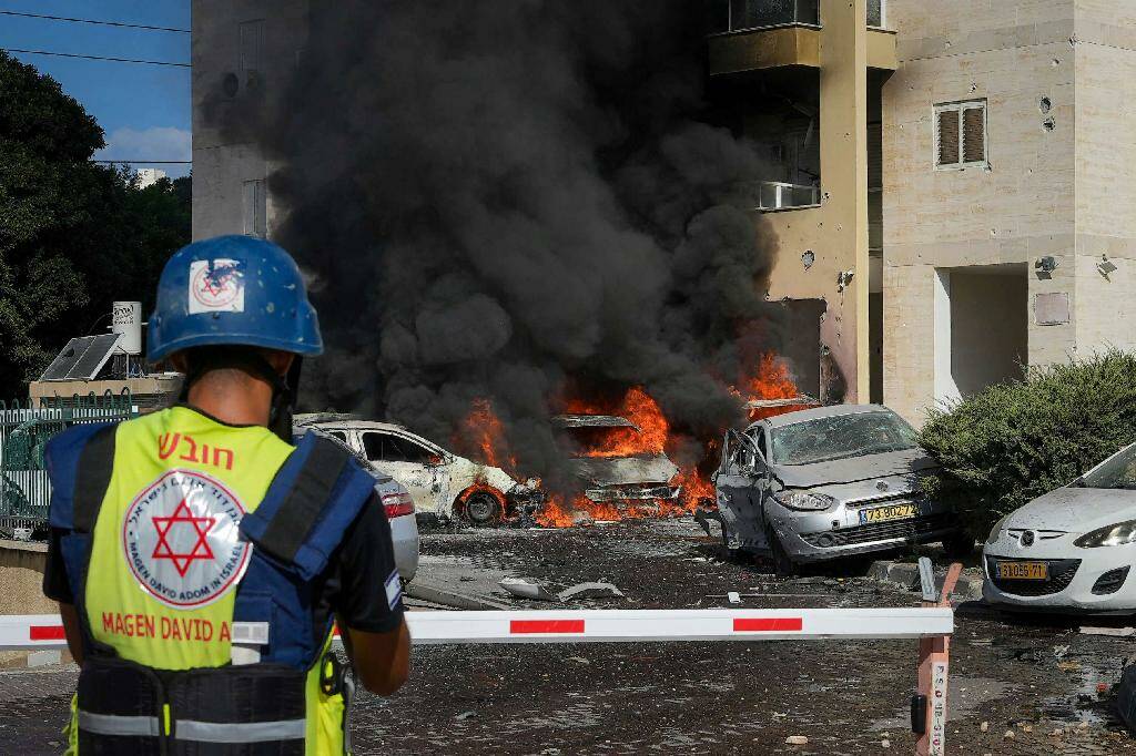 Горят автомобили после удара ракет из сектора Газа